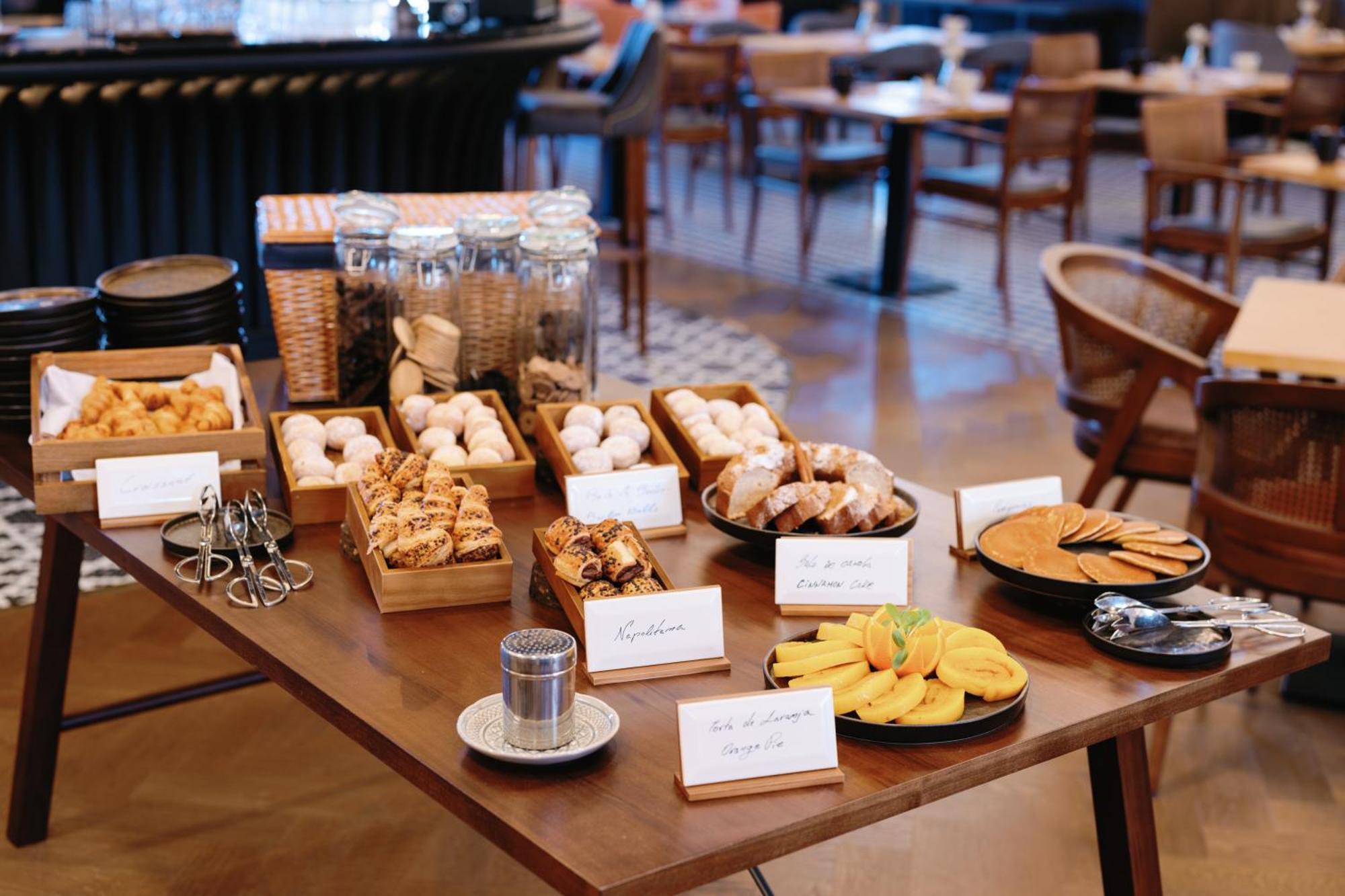 The Editory Riverside Hotel, An Historic Hotel Lisboa Eksteriør billede A selection of pastries at a buffet